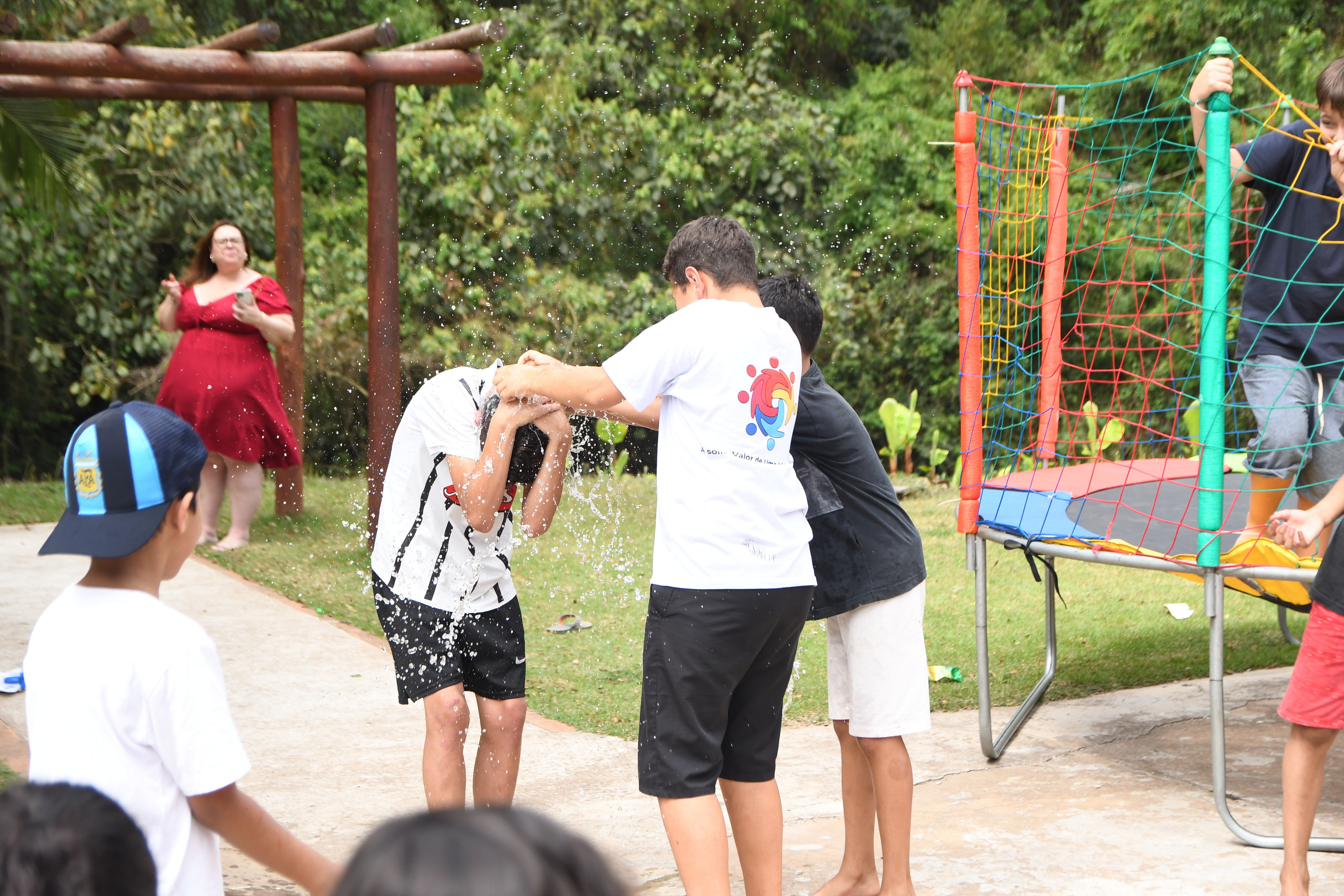 Crianças brincando durante o evento Dia das Crianças 2025 da ONG O Valor de Uma Vida